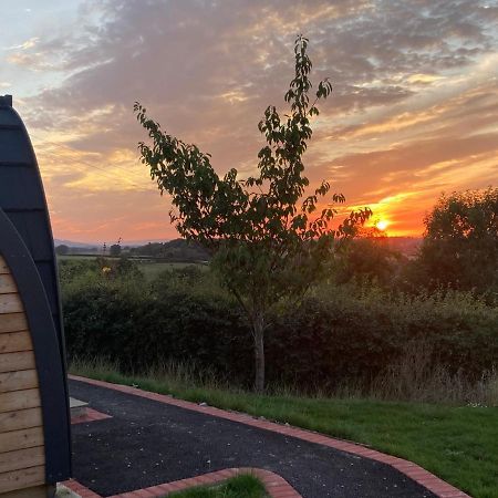 Готель Rabbit Glamping Pod School House Farm Leighton  Екстер'єр фото