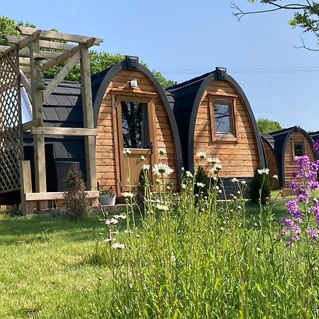 Готель Rabbit Glamping Pod School House Farm Leighton  Екстер'єр фото