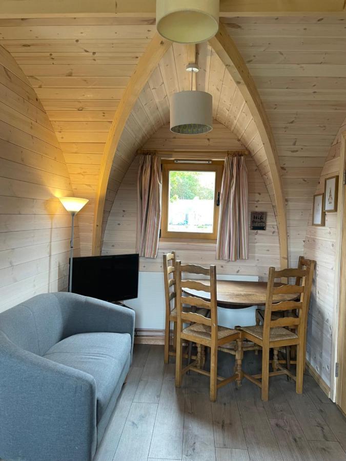 Готель Rabbit Glamping Pod School House Farm Leighton  Екстер'єр фото
