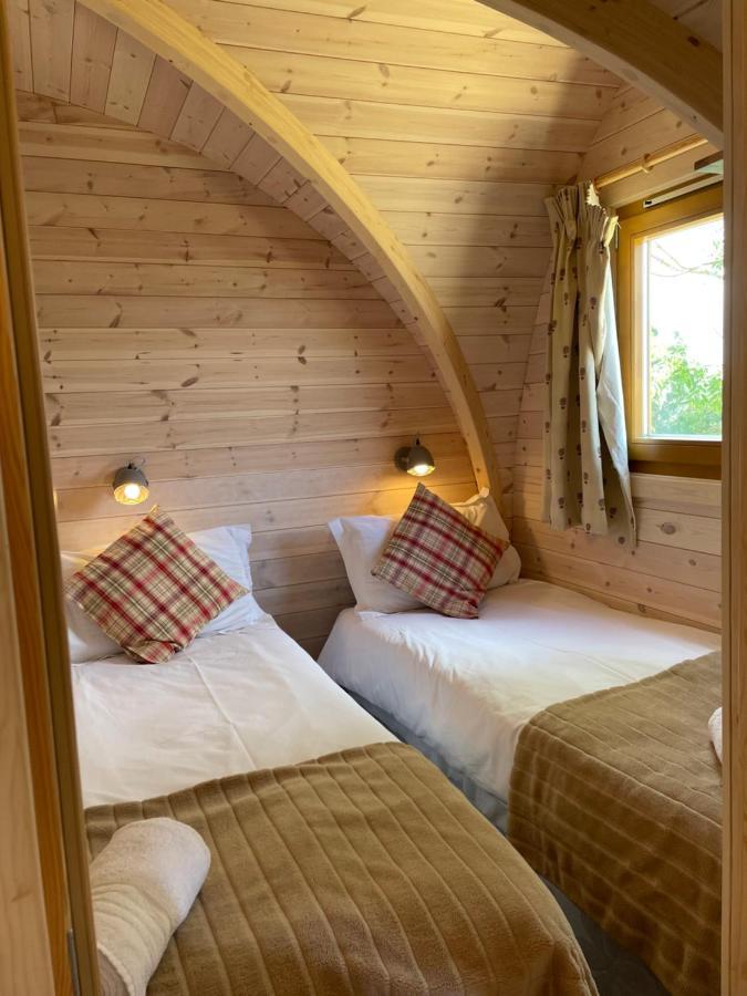 Готель Rabbit Glamping Pod School House Farm Leighton  Екстер'єр фото