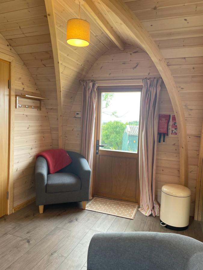 Готель Rabbit Glamping Pod School House Farm Leighton  Екстер'єр фото