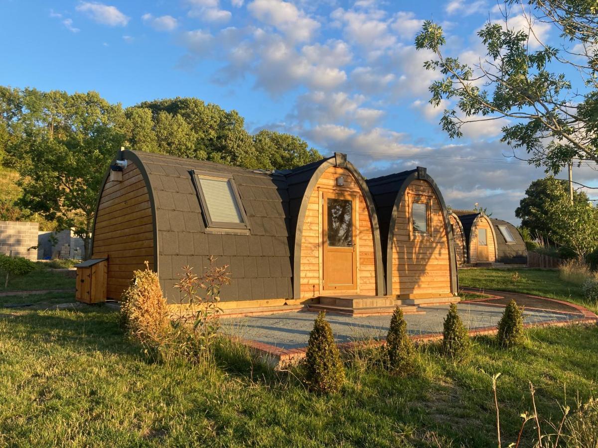 Готель Rabbit Glamping Pod School House Farm Leighton  Екстер'єр фото