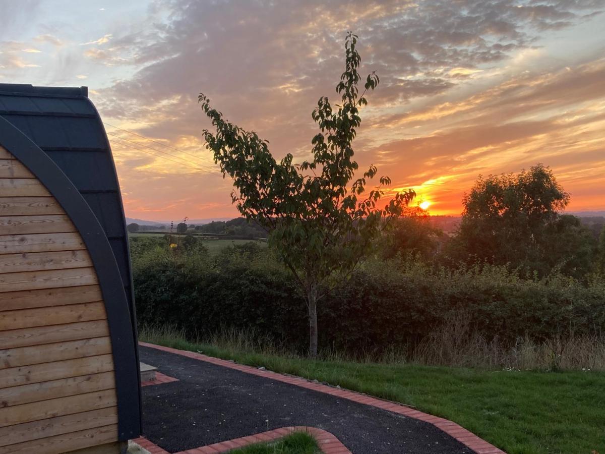 Готель Rabbit Glamping Pod School House Farm Leighton  Екстер'єр фото