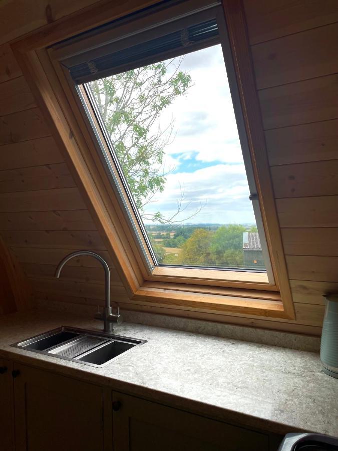 Готель Rabbit Glamping Pod School House Farm Leighton  Екстер'єр фото