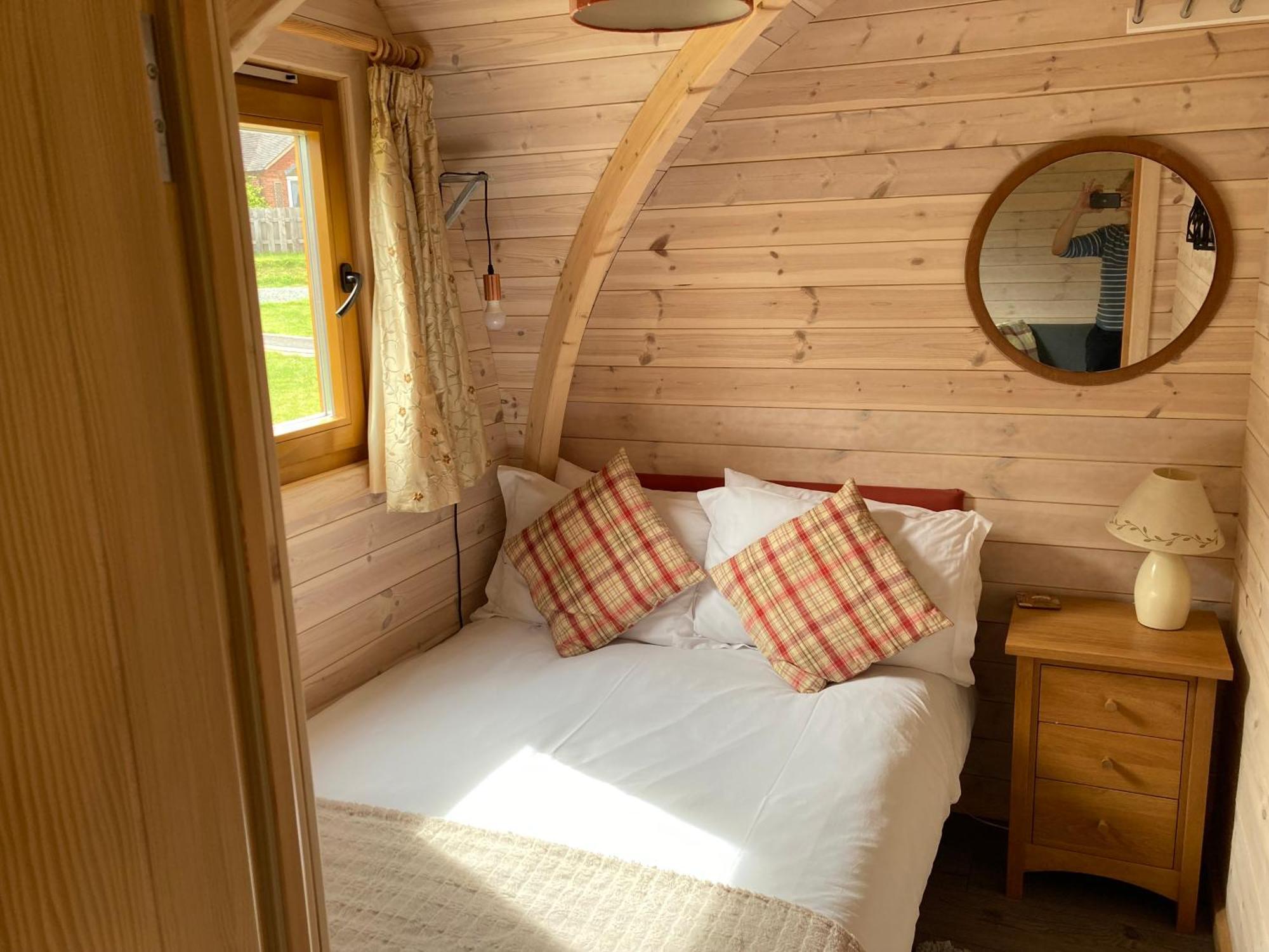 Готель Rabbit Glamping Pod School House Farm Leighton  Екстер'єр фото
