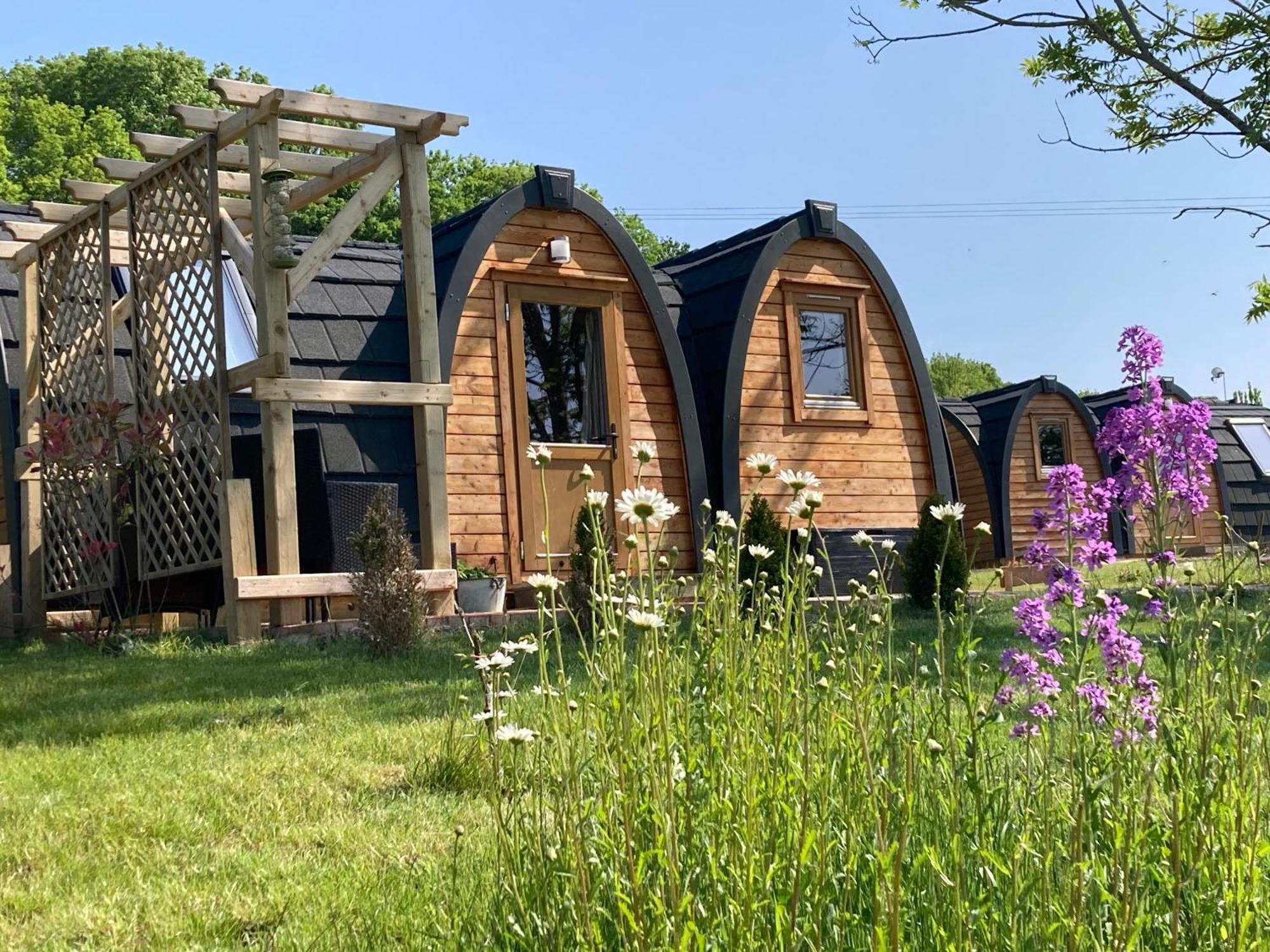 Готель Rabbit Glamping Pod School House Farm Leighton  Екстер'єр фото